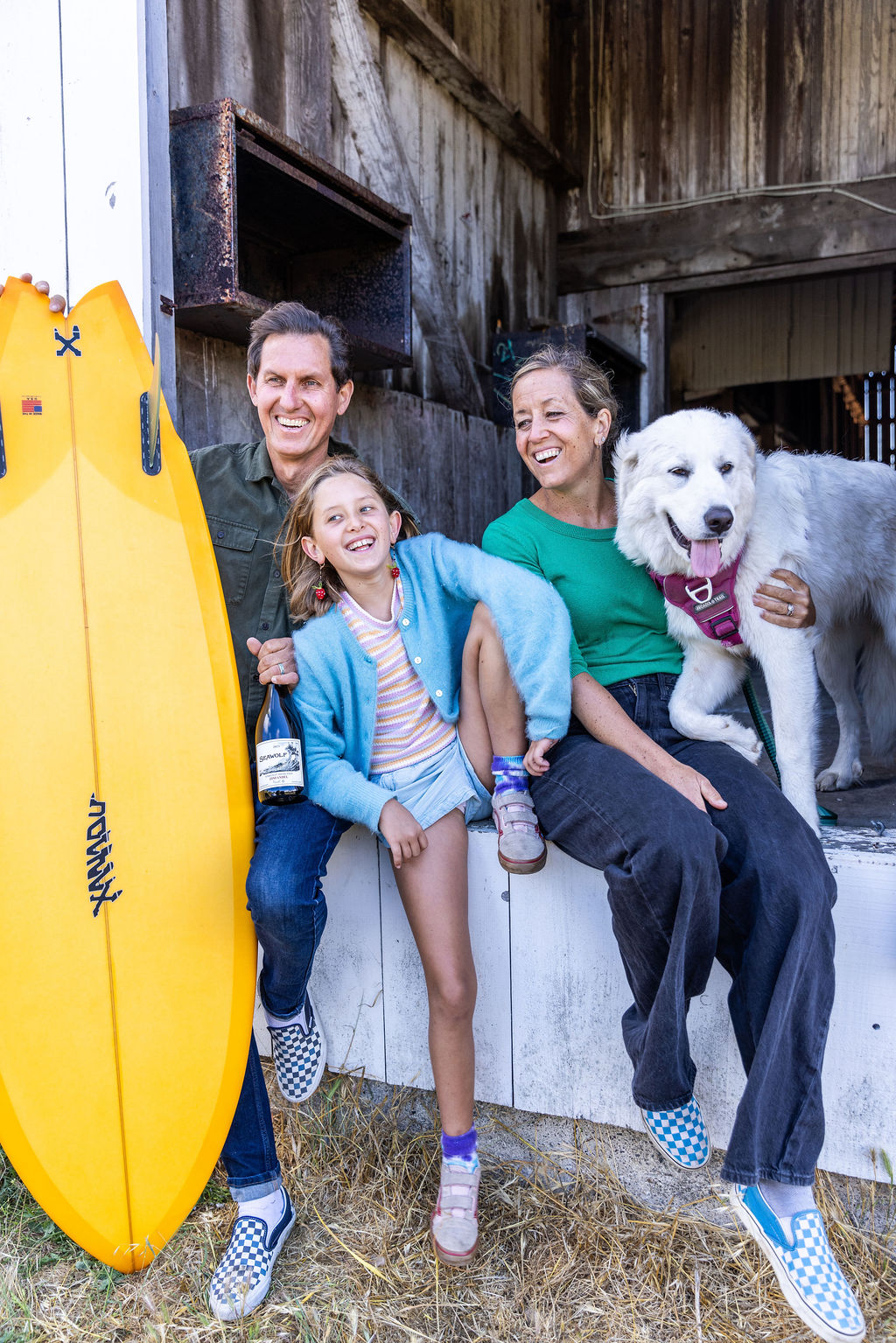 LKPHOTO_SEAWOLF2025_020 Family with surfboard and dog
